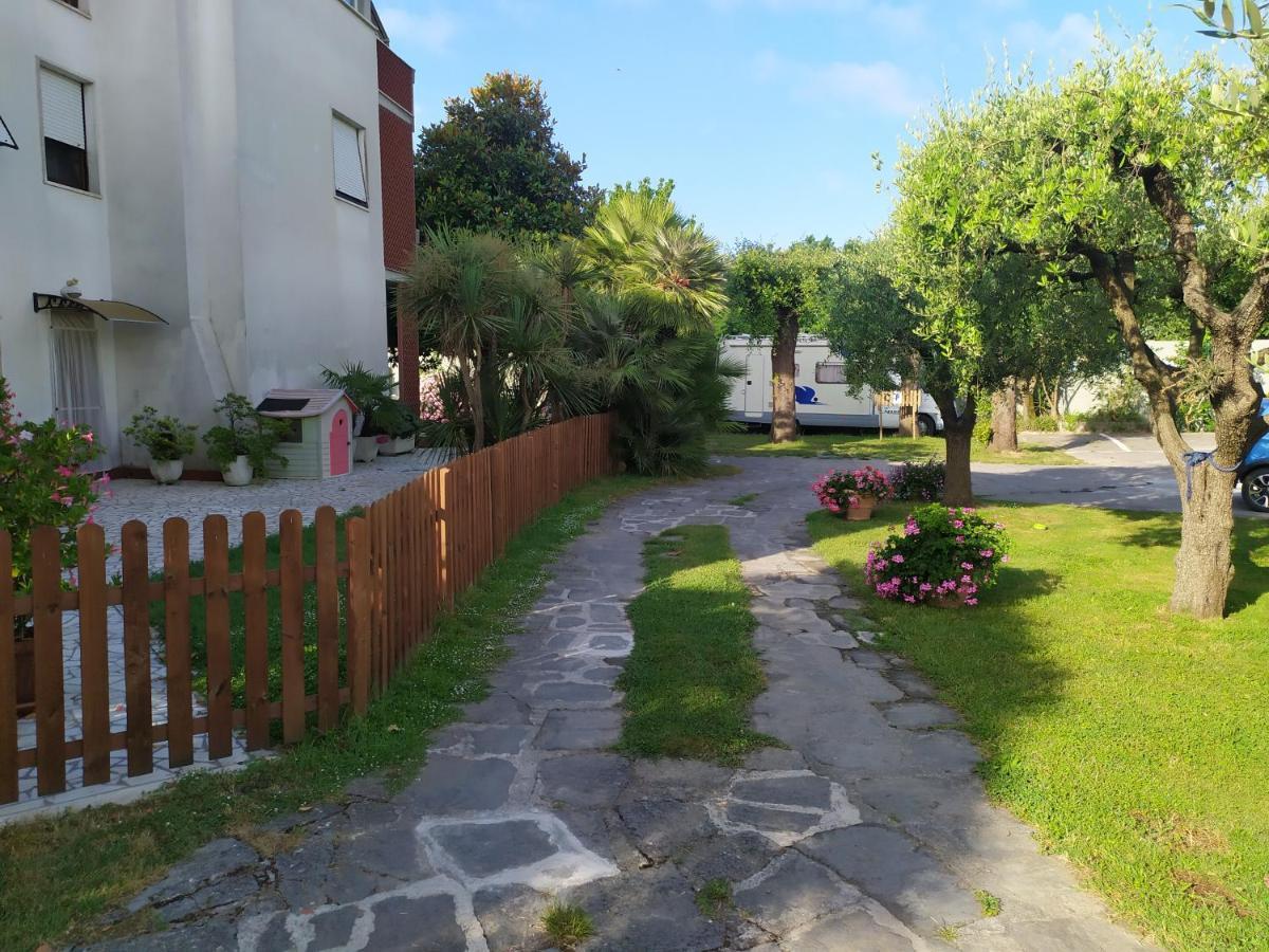 B&B Tra Mare E Marmo Marina Di Carrara Buitenkant foto